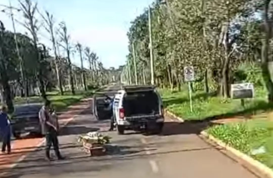 Caixão cai de carro funerário em avenida de Cassilândia e vídeo repercute nas redes sociais