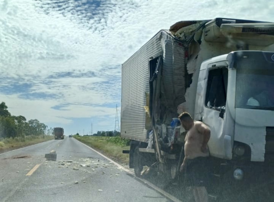 AGORA|Colisão entre carretas na BR-060 deixa danos materiais em Paraíso das Águas 