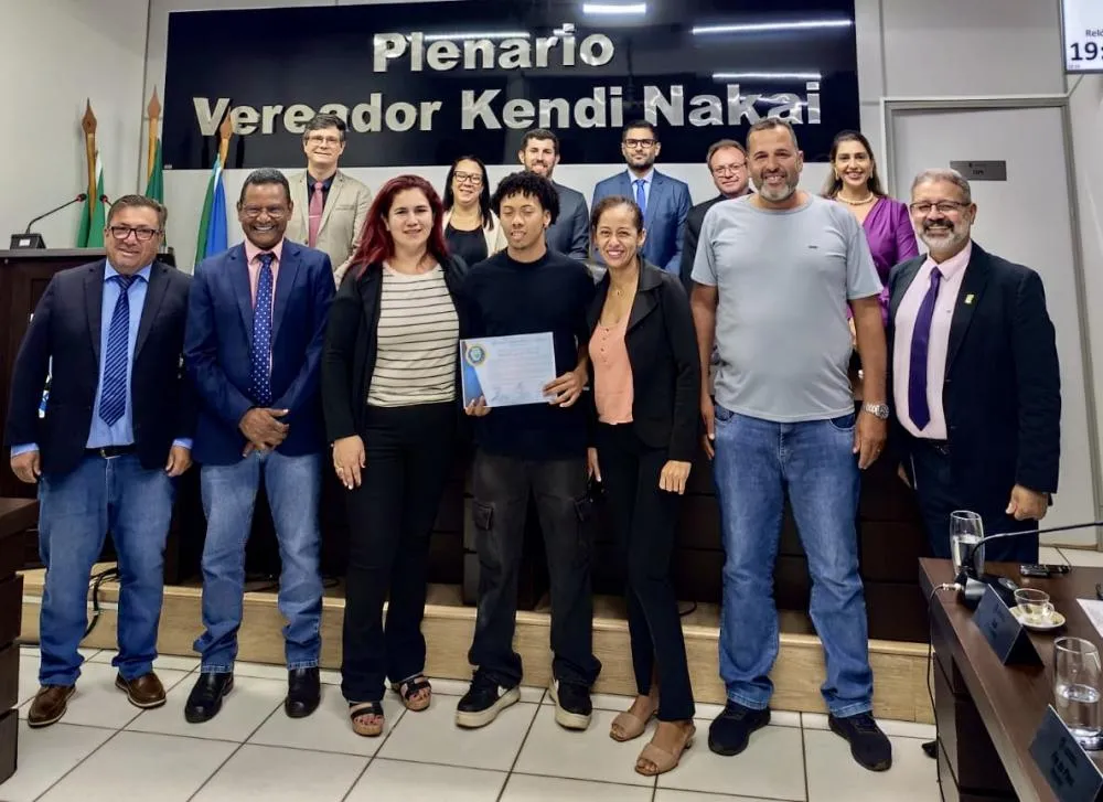Momento da entrega da homenagem. Foto: Assecom