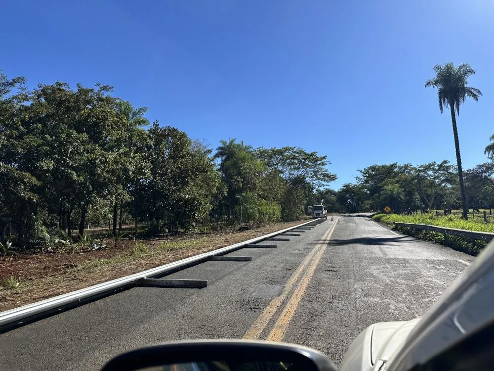 Após reivindicações do Executivo e Legislativo, DNIT inicia instalação de guard-rails na Serra Sucuriú, na BR-060